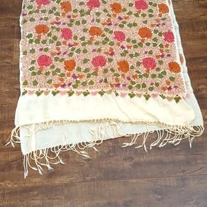 SALE 😘 Vintage embroidered scarf